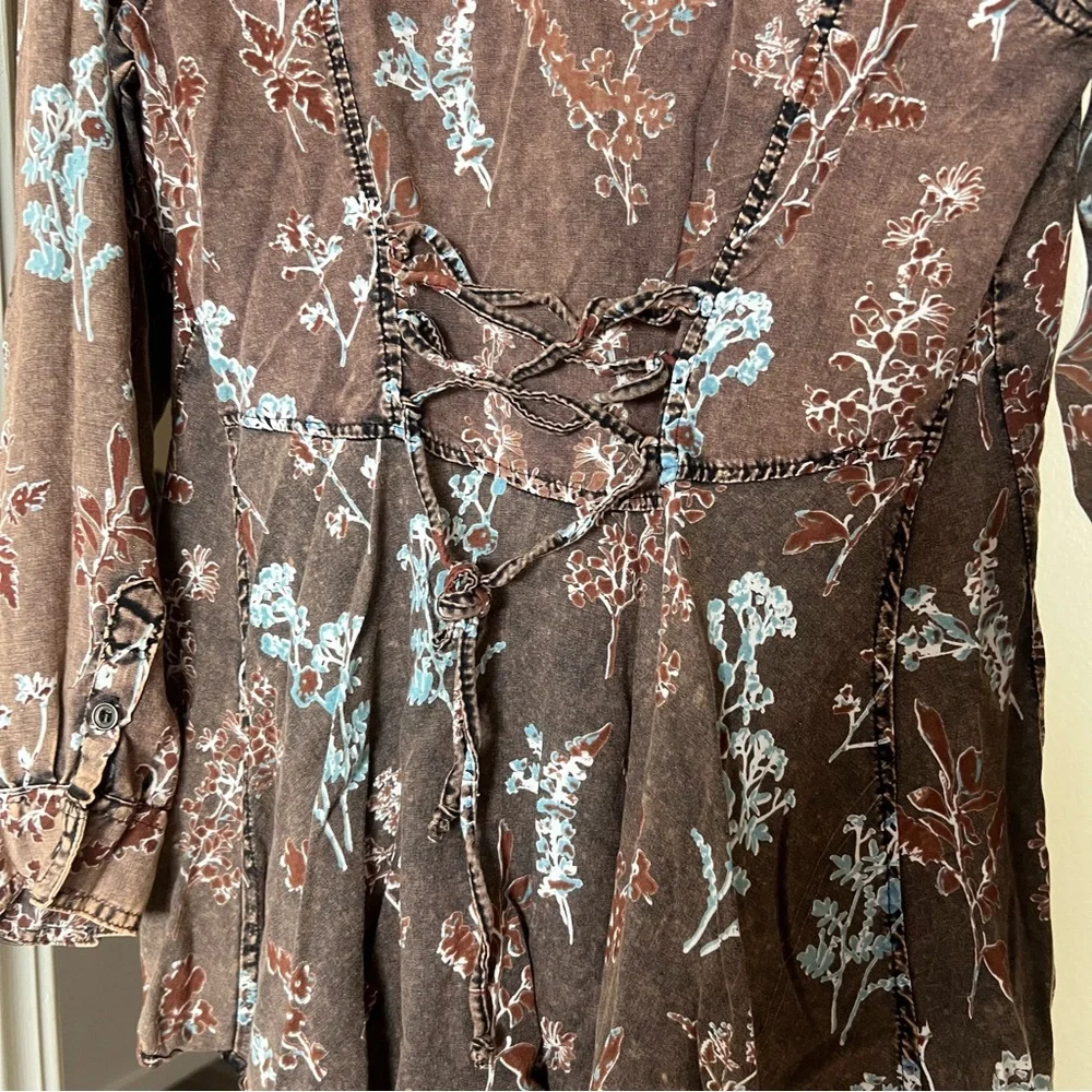 Lola P. Corset Back Button Front Shirt - Picture 2 of 4